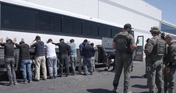 一点金 在美被拘留韩国人最早将于10日乘包机返韩